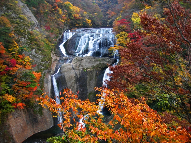 袋田の滝と秋の紅葉