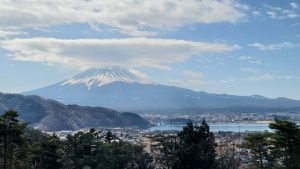 河口湖から見る冬の富士山