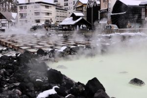 草津温泉の冬の雪景色